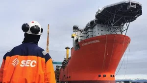 SEC Norge insulation operator in front of Johan Castberg FPSO hull in Stord