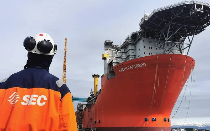 SEC Norge insulation operator in front of Johan Castberg FPSO hull in Stord